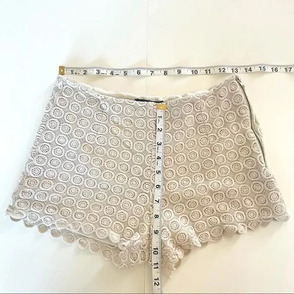 Summer Neutral Floral Eyelet Circle Lace Shorts Medium 🔥 - Picture 3 of 7